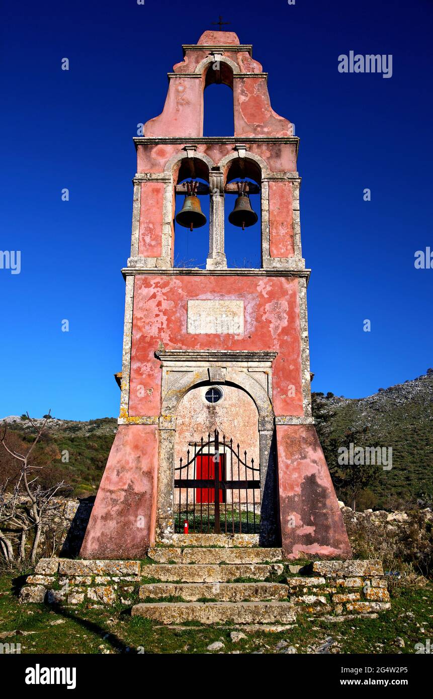 Bella torre campanaria a Palia Perithia, uno dei più bei villaggi montani dell'isola di Corfù, Ionio, Grecia. Foto Stock