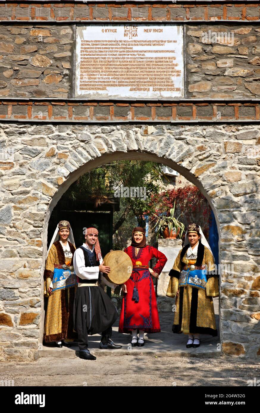 NEA KARVALI, KAVALA, MACEDONIA, GRECIA. Cappadocia-Greci da Nea Karvali con costumi tradizionali, presso l'insediamento popolare di Akontisma. Foto Stock