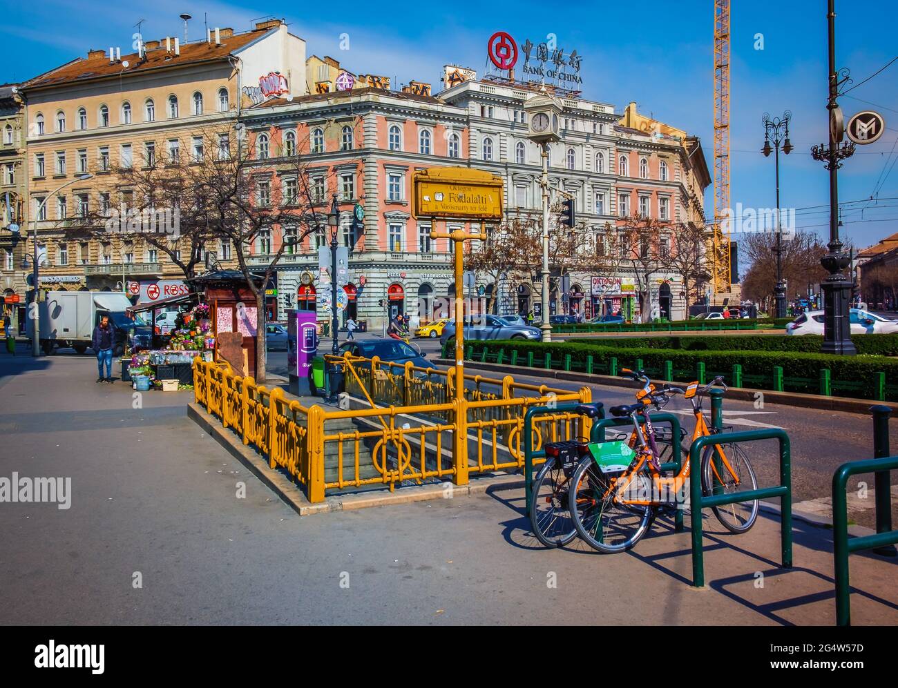 Budapest, Ungheria, marzo 2020, vista della stazione di Oktogon sul viale Andrássy Foto Stock