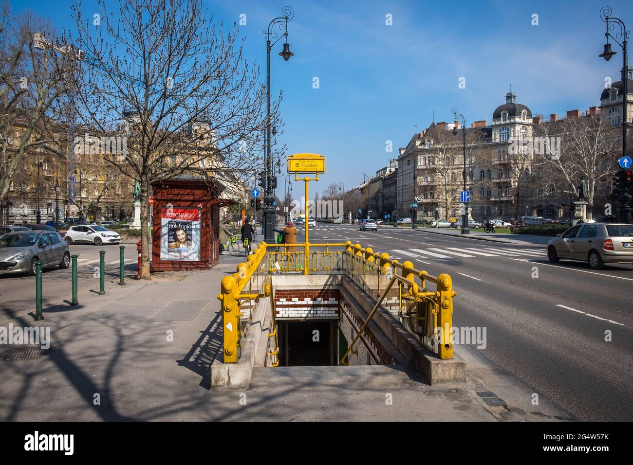 Budapest Ungheria Marzo 2020 vista della stazione Kodaly korond sul viale Andrássy Foto Stock
