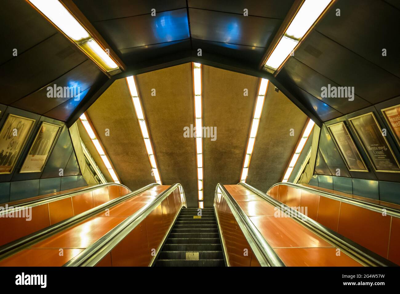 Budapest, Ungheria, marzo 2020, vista di una scala mobile all'interno di una stazione della metropolitana Foto Stock