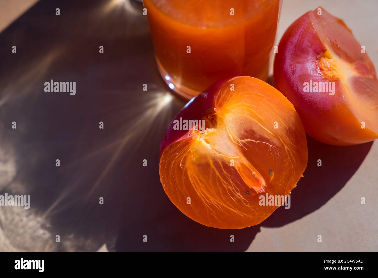 frutta dolce matura e gustosa bevanda al sole del mediterraneo Foto Stock