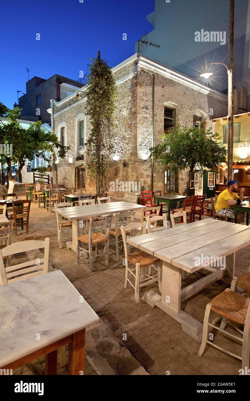 Odeio (letteralmente Odeon) una bella taverna nella città di Ierapetra, Lassithi, Creta, Grecia. Foto Stock