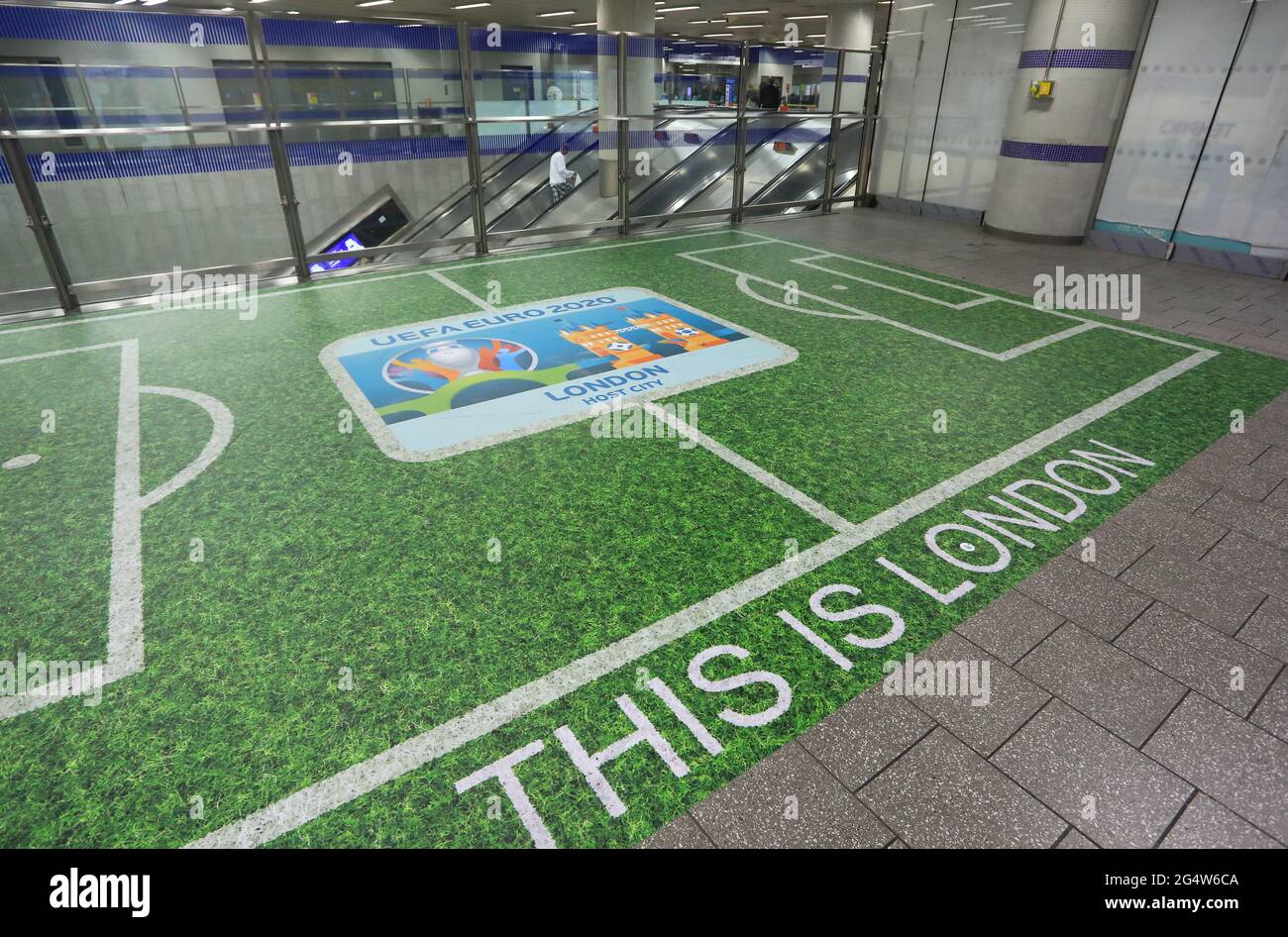 Replica, divertente campo di calcio alla stazione di Kings Cross, per il torneo Euro 2021. A Londra, Regno Unito Foto Stock