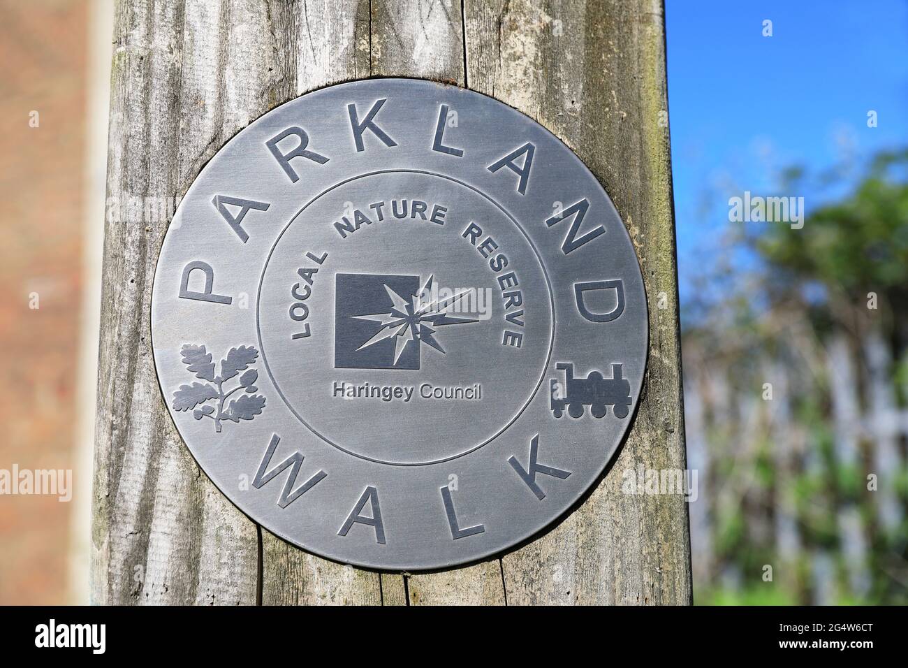 Parkland Walk, un parco lineare, in precedenza una linea ferroviaria, che corre da Finsbury Park a Muswell Hill e ora una riserva naturale, a nord di Londra, Regno Unito Foto Stock