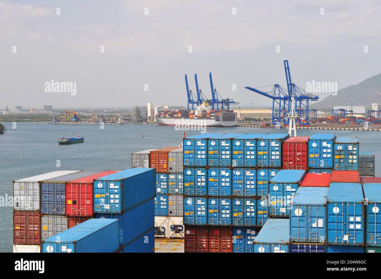 Grande nave mercantile container nave, vista dal ponte del capitano, nelle acque costiere del Vietnam. Nave del contenitore in prossimità del terminal dei contenitori di seap Foto Stock