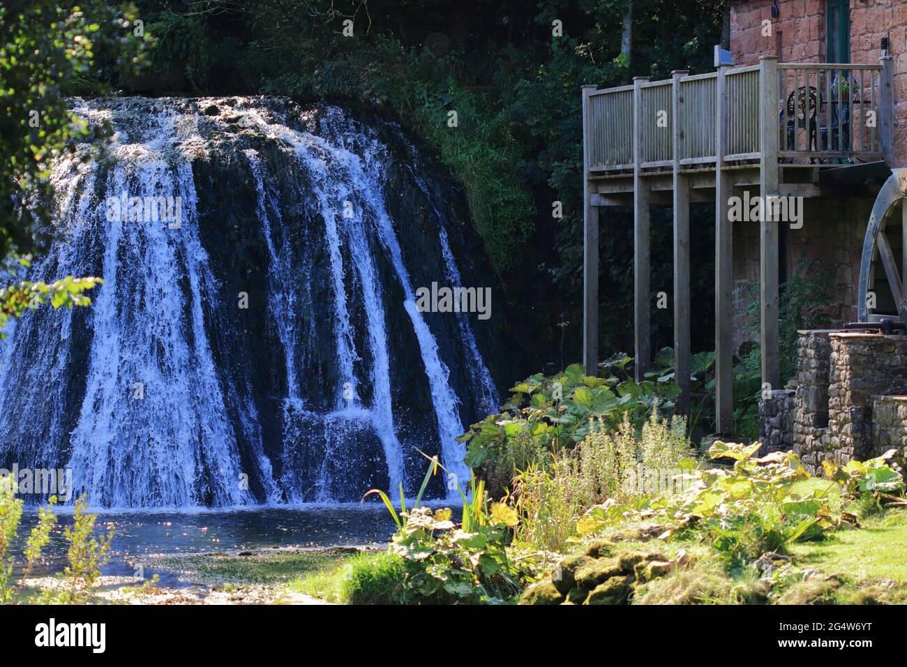 Rutter Force è una cascata particolarmente bella situata vicino ad un vecchio mulino su Hoff Beck a pochi chilometri da Appleby-in-Westmorland. Foto Stock