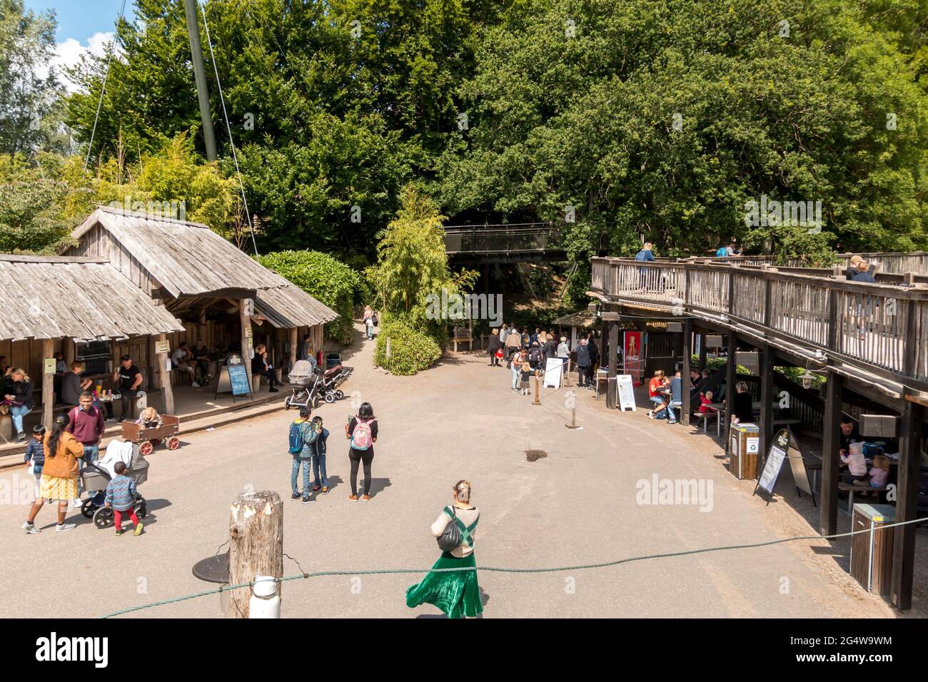 Ebeltoft, Danimarca - 21 luglio 2020: Persone in piedi su un vecchio ponte di legno, alberi sullo sfondo Foto Stock