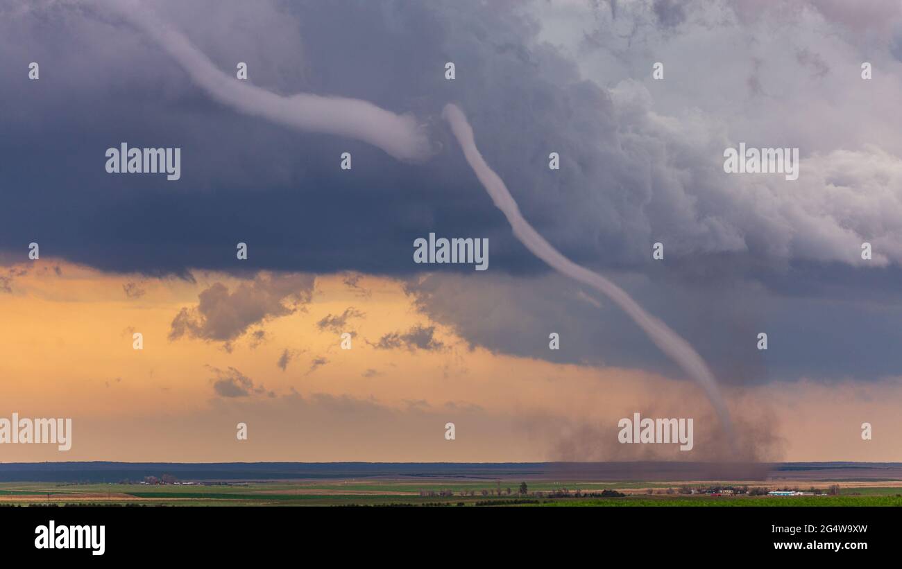 Tornado "che si stanola" mentre si dissipa dopo aver toccato le pianure orientali del Colorado. Foto Stock
