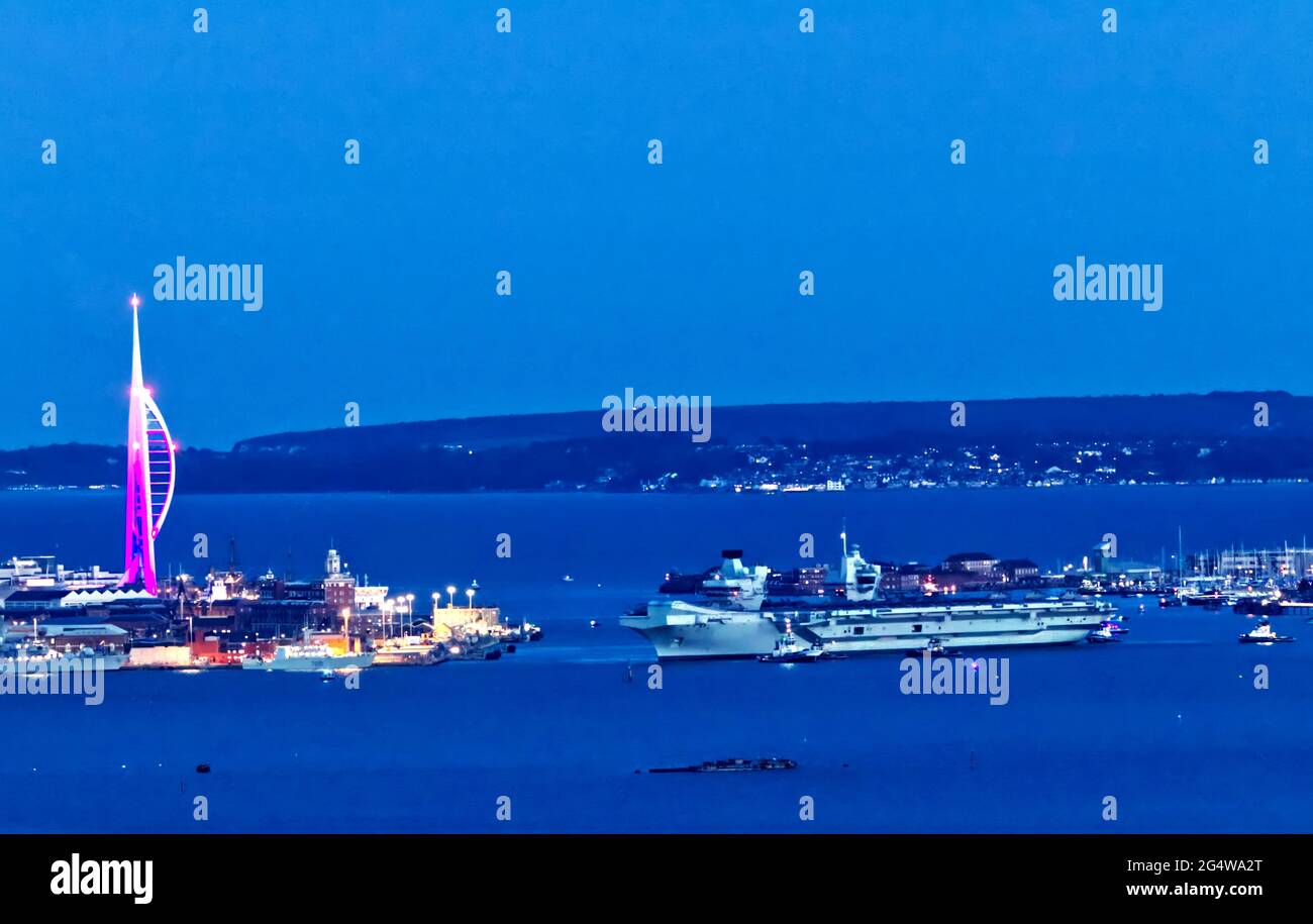 AJAXNETPHOTO. 22 MAGGIO 2021. PORTSMOUTH, INGHILTERRA. - LA COMPAGNIA DI TRASPORTO PARTE - LA COMPAGNIA AEREA HMS QUEEN ELIZABETH IN DIREZIONE EST (CENTRO A DESTRA) DALLA BASE NAVALE DI PORTSMOUTH QUESTA SERA ALL'INIZIO DEL SUO PRIMO SCHIERAMENTO GLOBALE CHE DURERÀ 28 SETTIMANE E COPRIRÀ OLTRE 26,000 MIGLIA.PHOTO:STEPHEN FOULKES/AJAX REF:SF20210522 2 Foto Stock