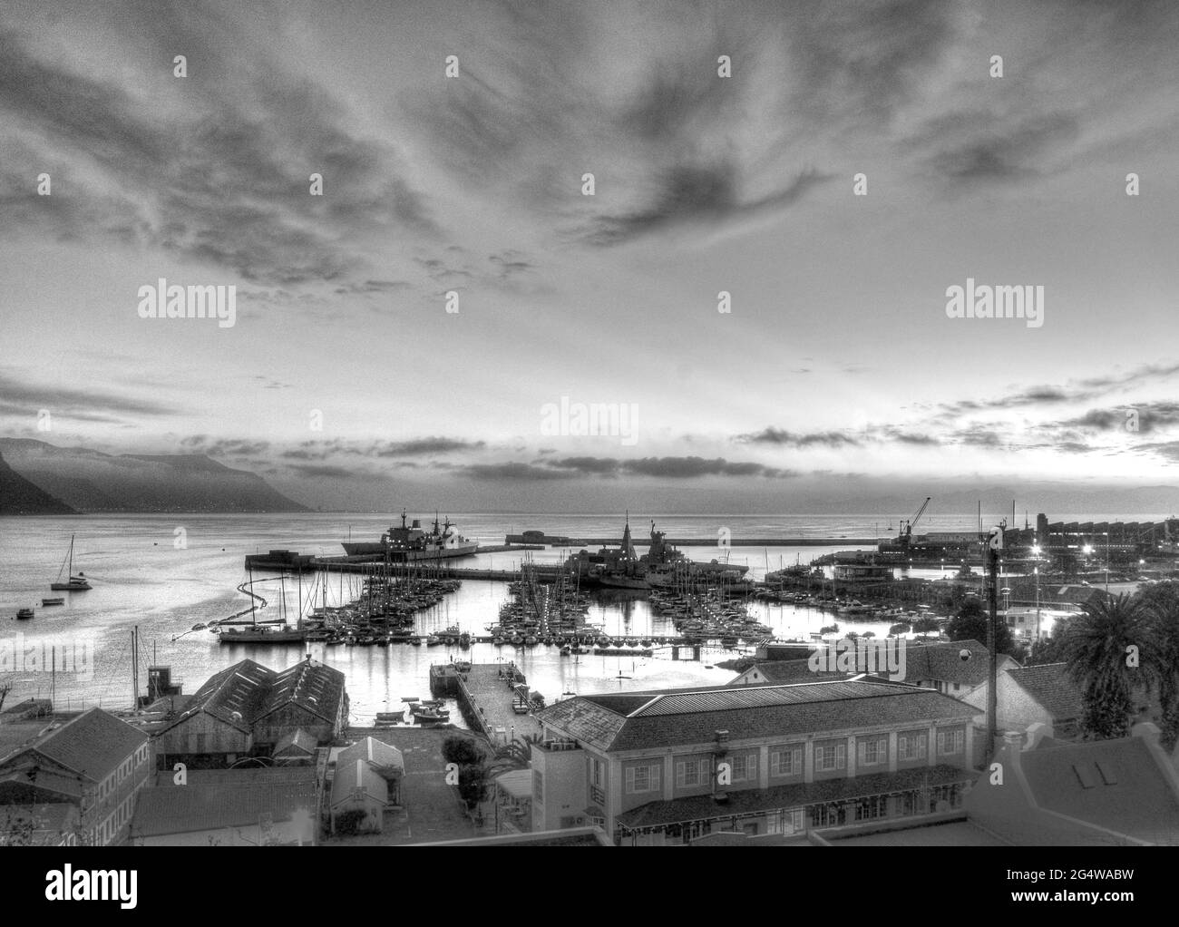 Simon's Town base navale e bacino di yacht all'alba. Jan 2021 Foto Stock