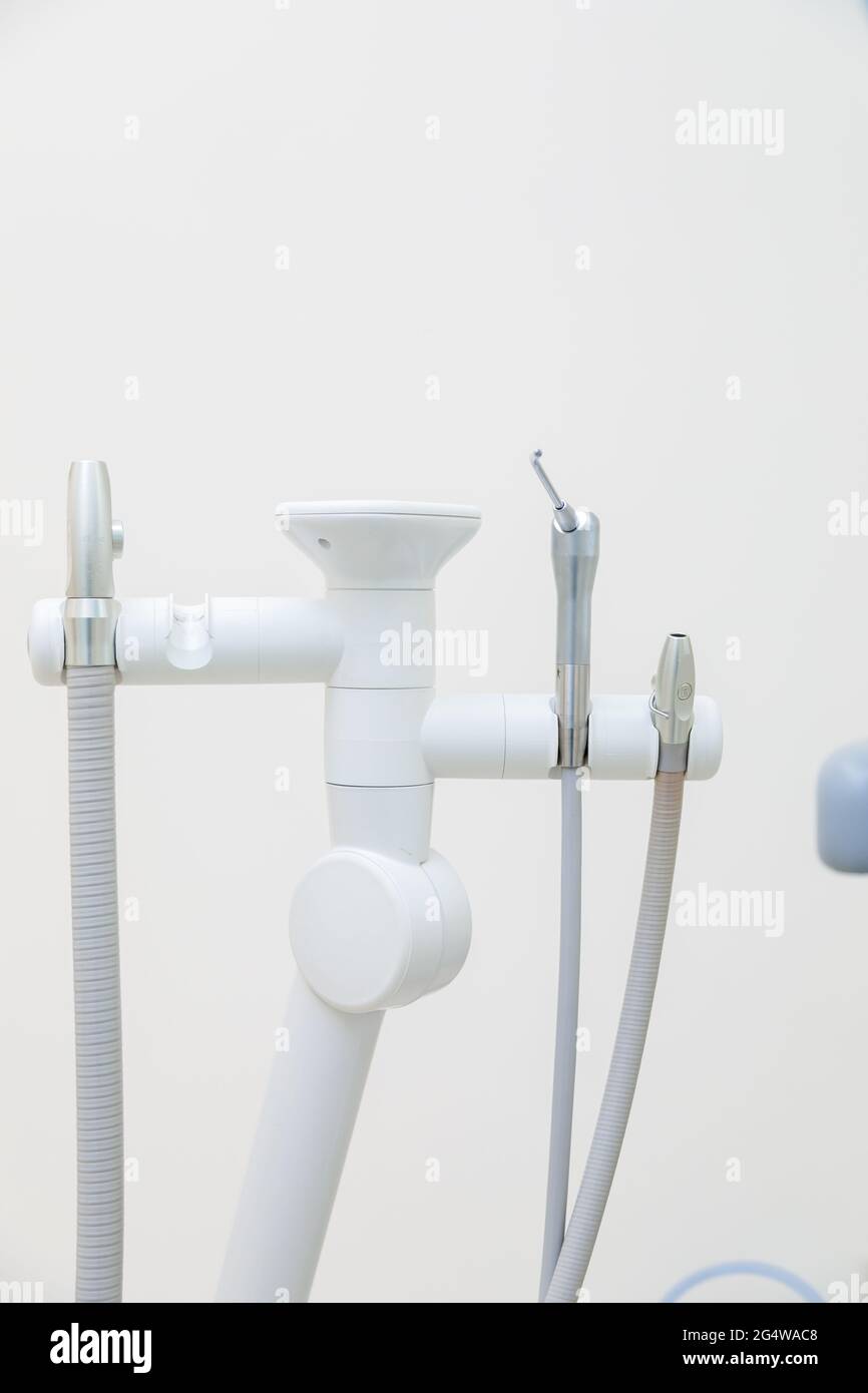 Apparecchiature e dispositivi medici nell'ufficio odontoiatrico. Trattamento dentale e protesi. Foto Stock