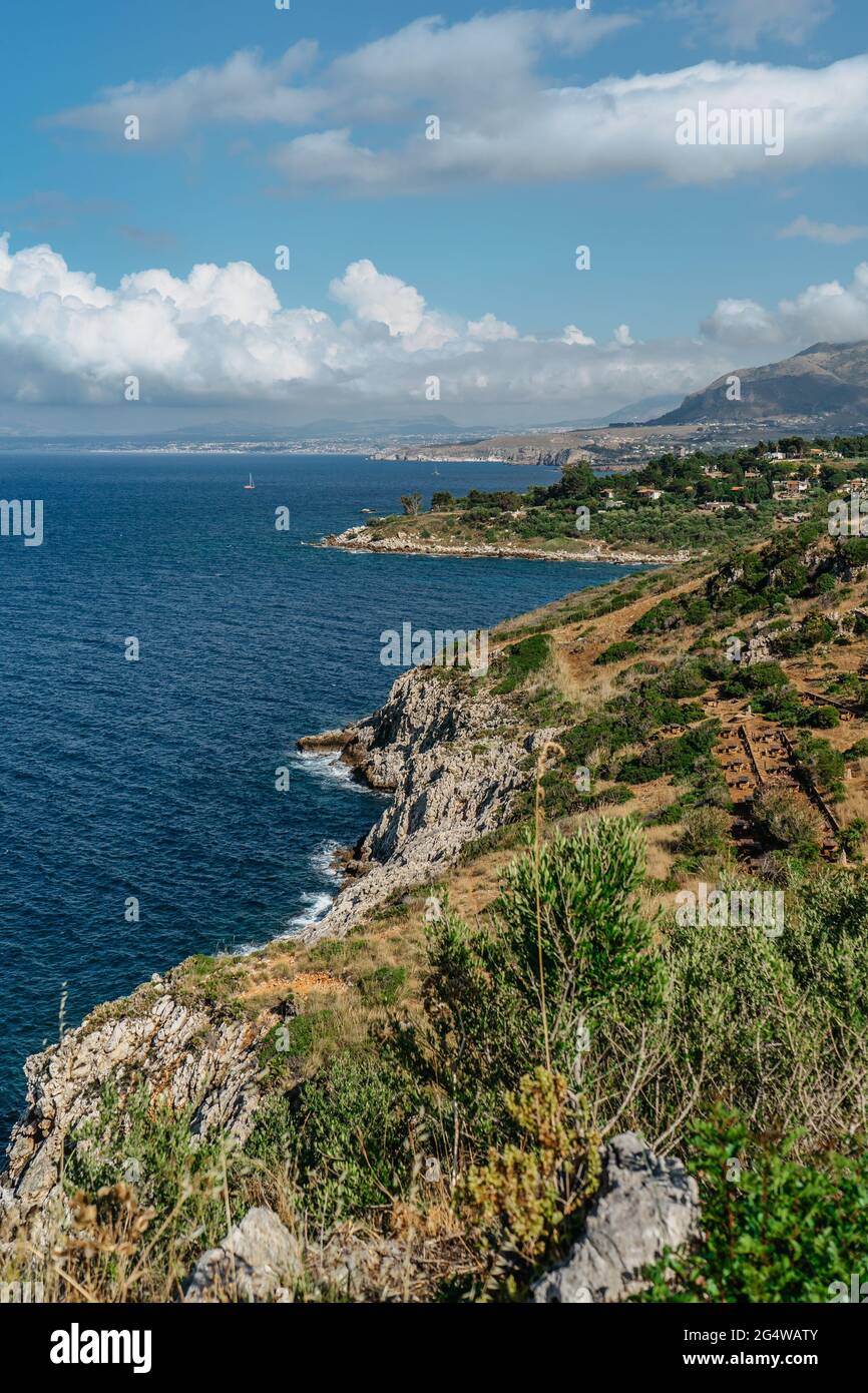 Vacanza in spiaggia in Italia, Sicilia, acque turchesi, spiagge sabbiose, sentieri escursionistici.paradiso vacanze viaggio scenario.Scenic costa di Zingaro natura Foto Stock