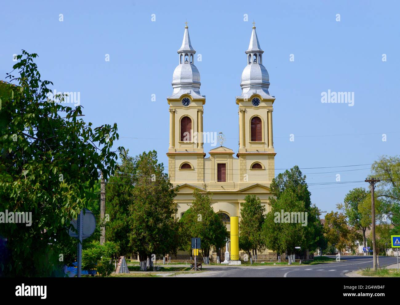 Sandra villaggio chiesa cattolica romania punto di riferimento architettura Foto Stock