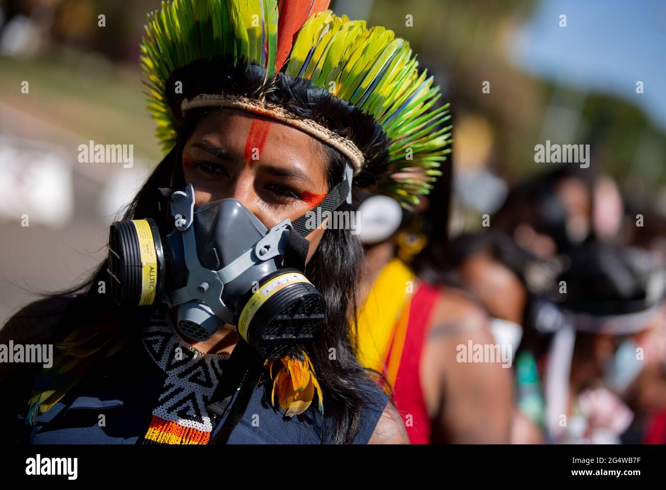 13 maggio 2021, Brasile, Brasília: Una donna indigena che indossa una maschera a gas partecipa a una protesta fuori dalla Camera dei deputati, dove i parlamentari discutevano della controversa iniziativa PL 490. La popolazione indigena si oppone alla riforma legislativa sulla designazione delle aree protette. I critici vedono la nuova normativa pianificata come un tentativo di spingere i gruppi etnici indigeni dalle loro terre ancestrali. Foto: Myke Sena/dpa Foto Stock