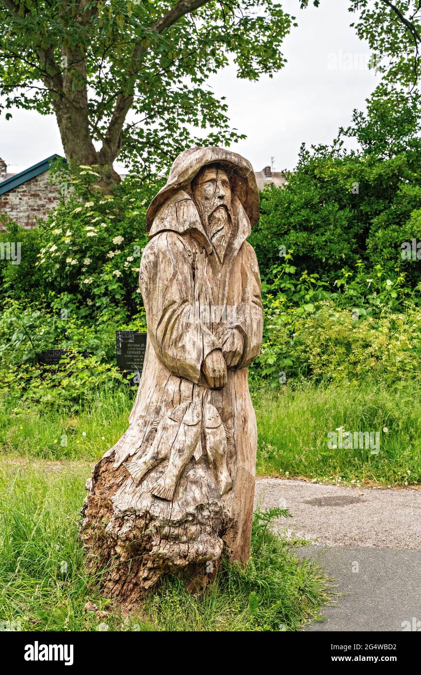 Scultura a motosega del pescatore (di fronte alla Madonna) di Tim Burgess al cimitero della Santa Trinità, Morecambe, Lancashire Foto Stock