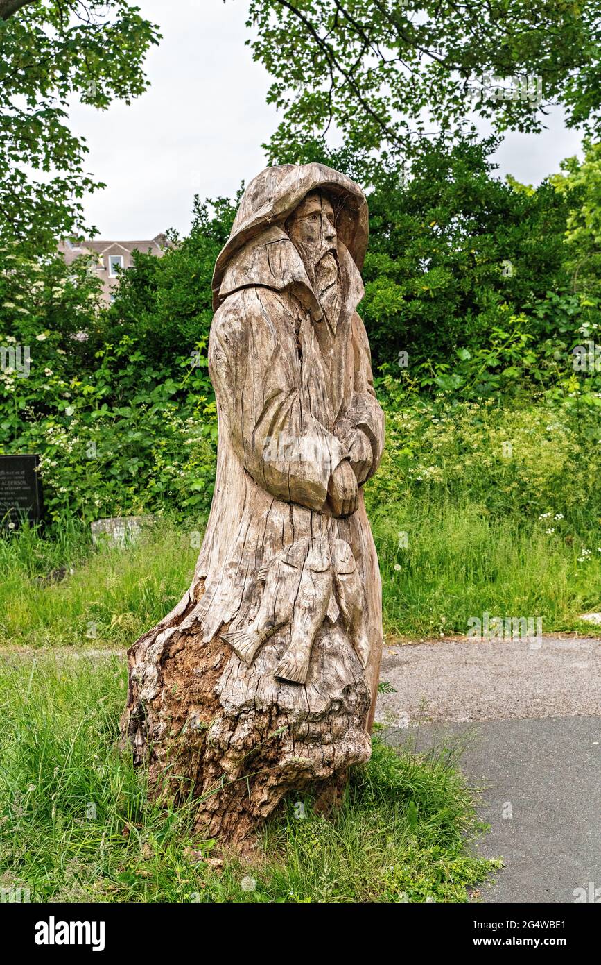 Scultura a motosega del pescatore (di fronte alla Madonna) di Tim Burgess al cimitero della Santa Trinità, Morecambe, Lancashire Foto Stock