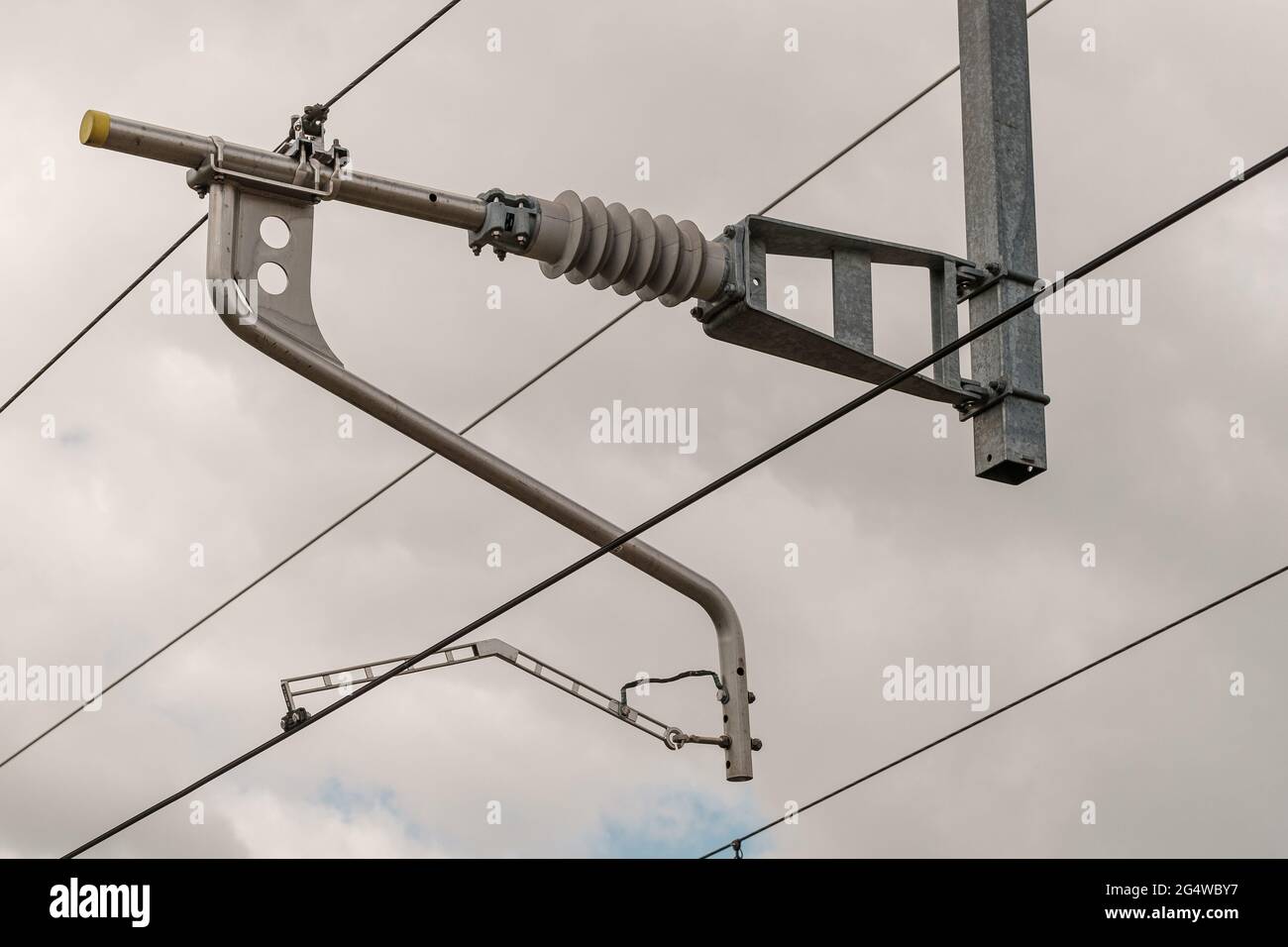 Apparecchiatura di elettrificazione aerea che sospende il filo di contatto per i treni elettrici Foto Stock
