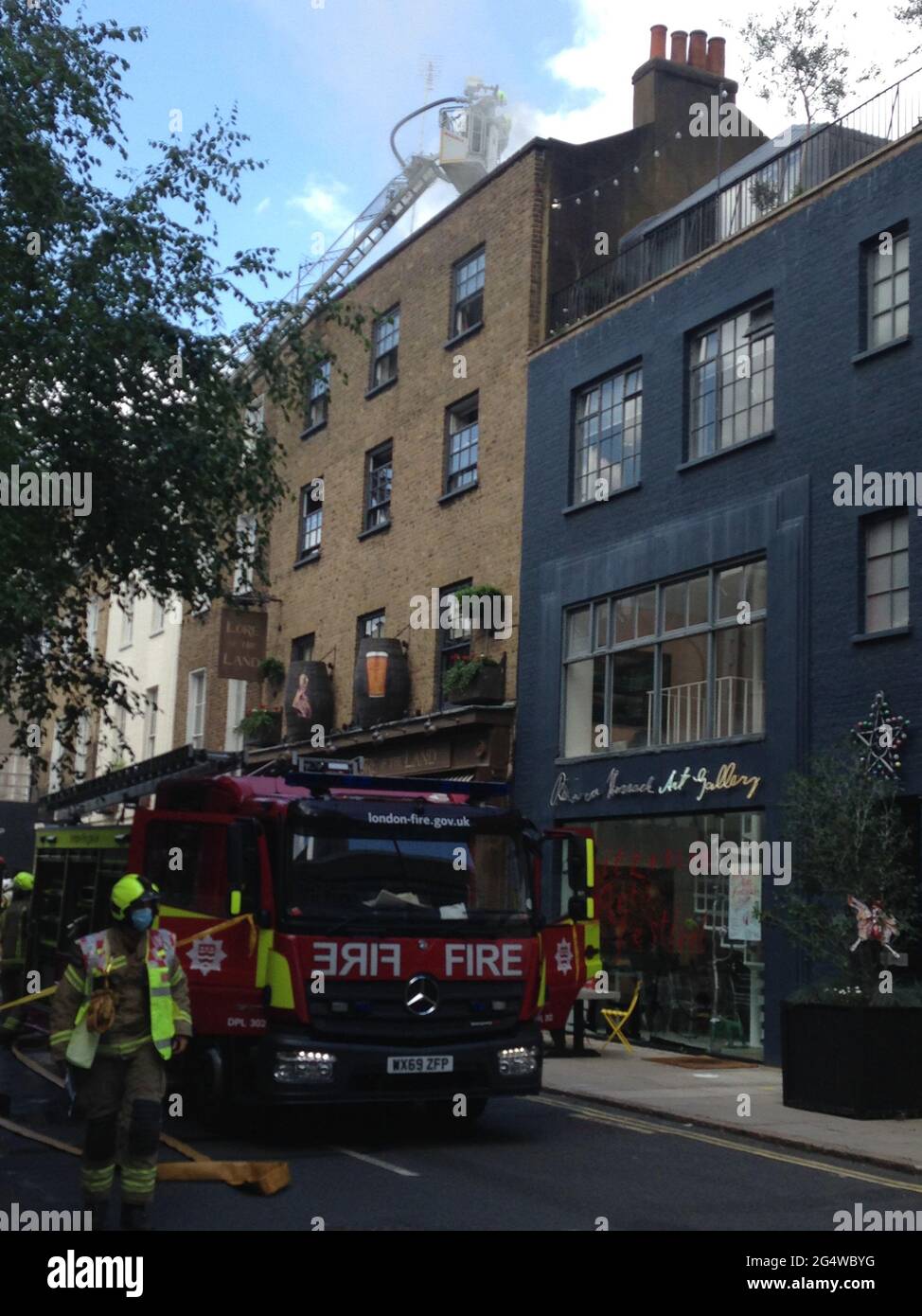 Londra, Regno Unito – 23 giugno 2021: I membri della Brigata dei vigili del fuoco di Londra affrontano un incendio al pub Lore of the Land nel distretto Fitzrovia di Camden, Londra Foto Stock