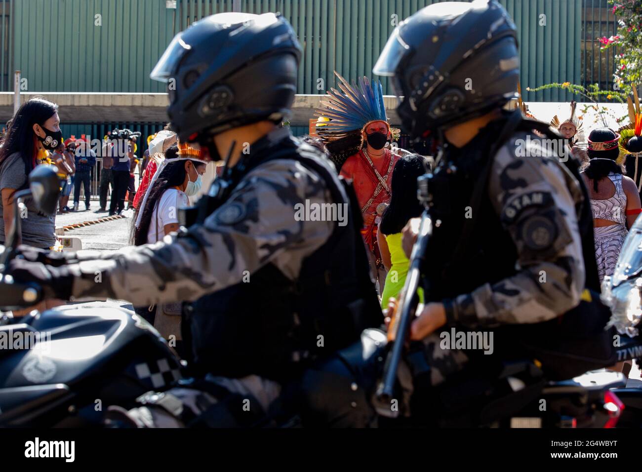 13 maggio 2021, Brasile, Brasília: Forze di sicurezza pesantemente armate sono dispiegate durante una protesta indigena di fronte alla Camera dei deputati. Gli indigeni di vari gruppi etnici hanno protestato contro l'iniziativa PL 490, una riforma legislativa per designare le aree protette. I critici vedono la nuova normativa pianificata come un tentativo di spingere i gruppi etnici indigeni dalle loro terre ancestrali. L'altro giorno prima, durante un raduno si sono verificati scontri tra dimostranti e forze di sicurezza. Foto: Myke Sena/dpa Foto Stock