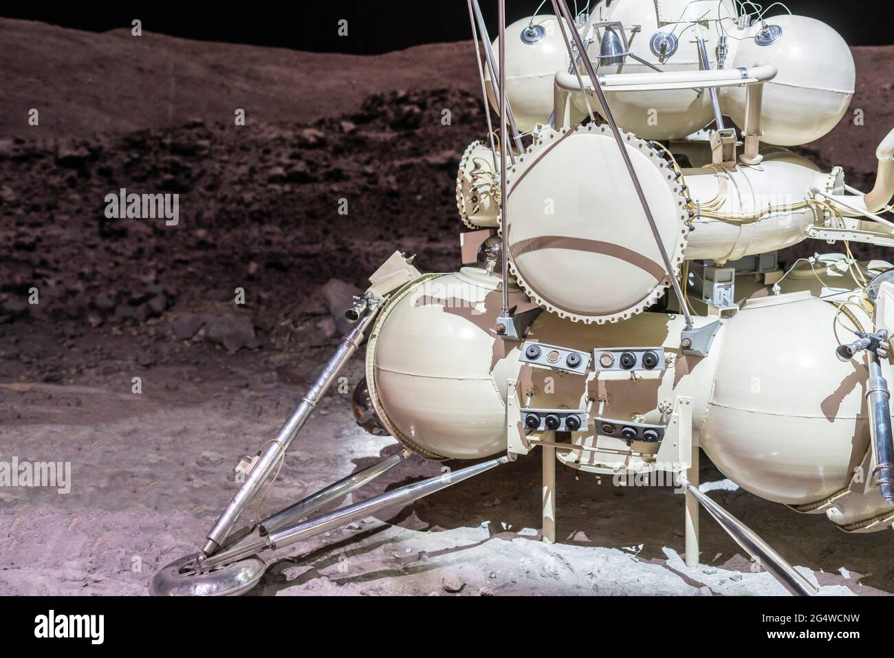 missione di atterraggio lunare. stazione moon su superficie satellitare Foto Stock
