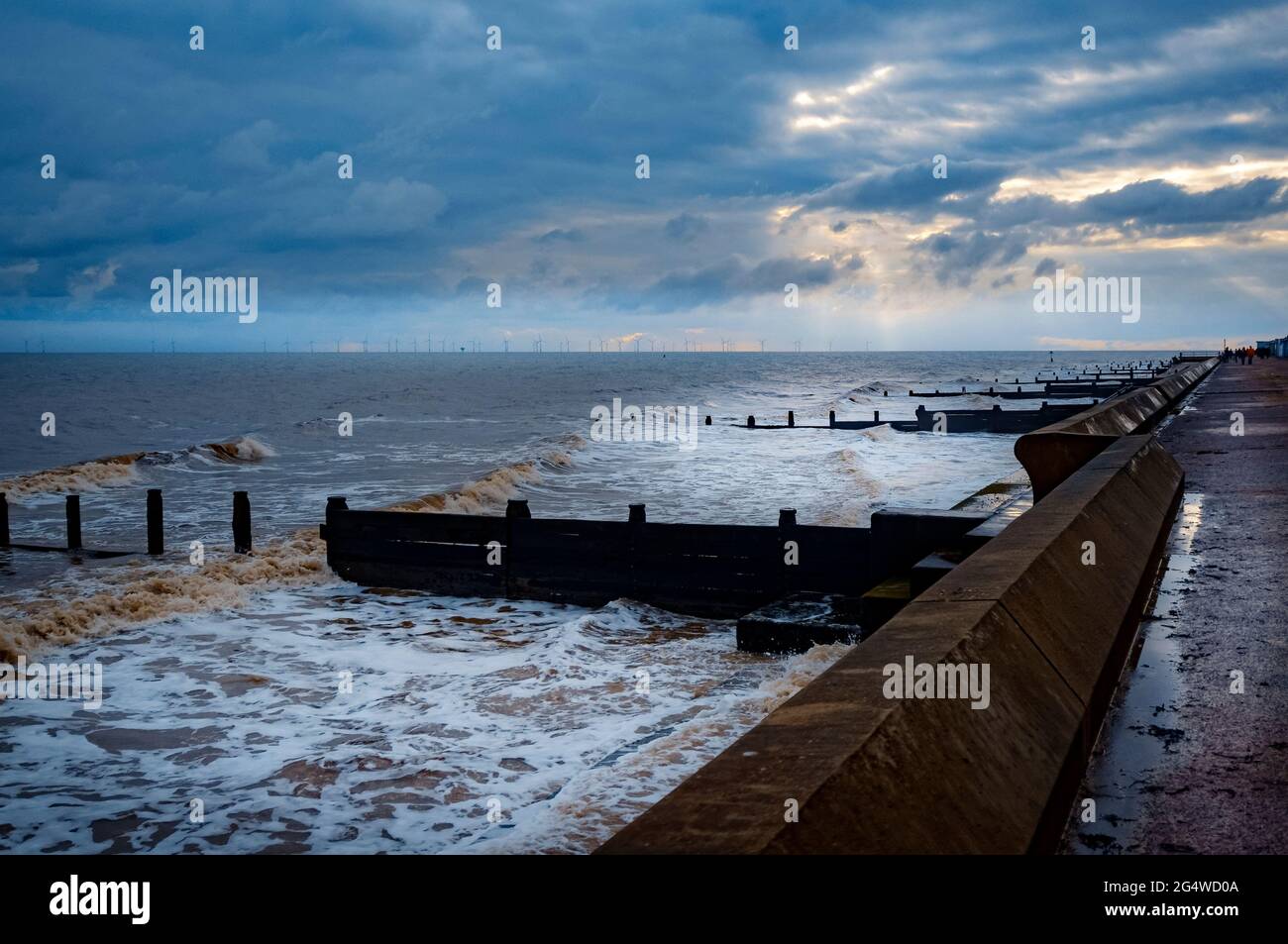 Alta marea durante un tramonto invernale, Frinton-on-Sea, Essex, Inghilterra - Gennaio 2021 Foto Stock