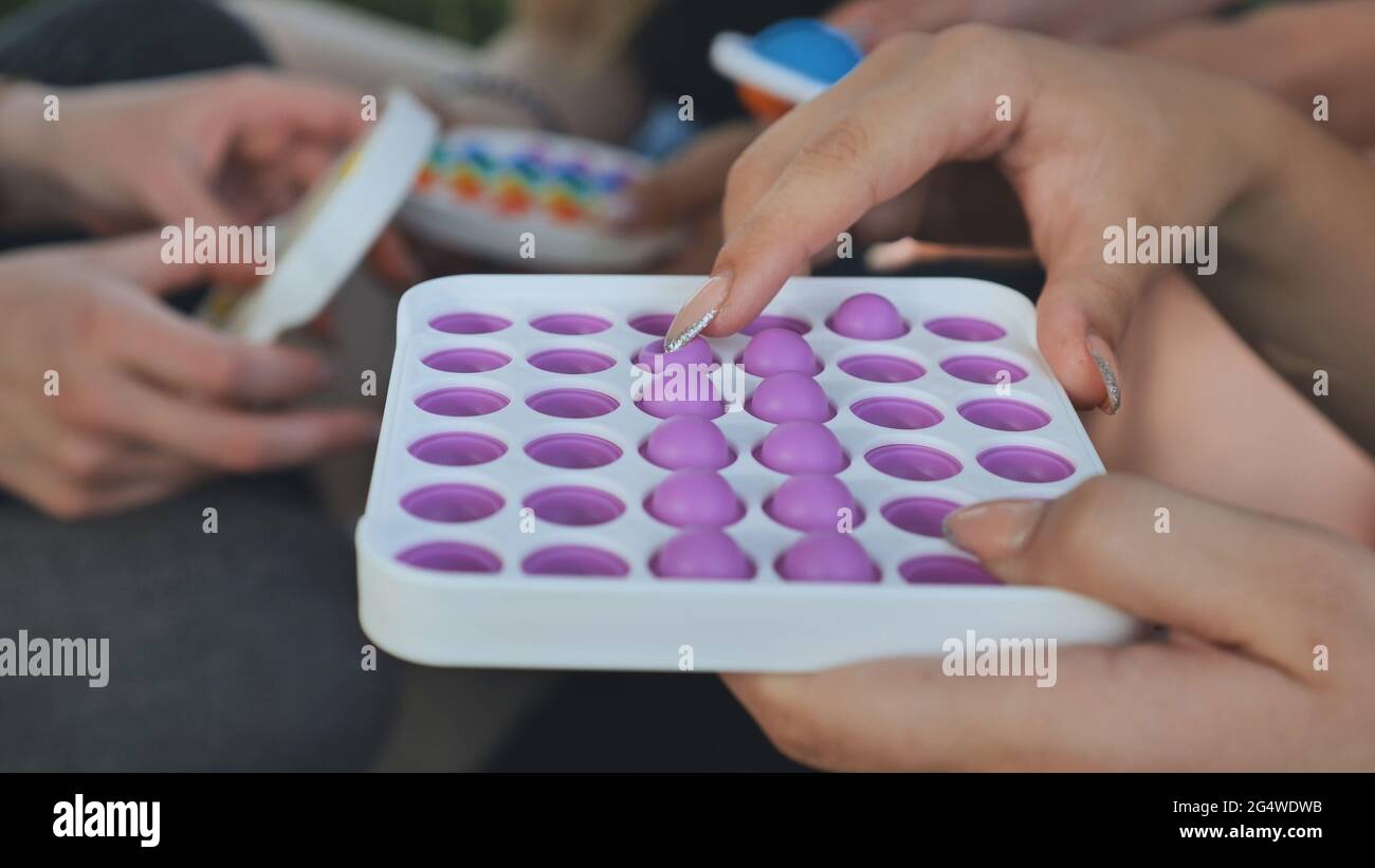 Le ragazze giocano con i giocattoli semplici e rilassanti. Foto Stock