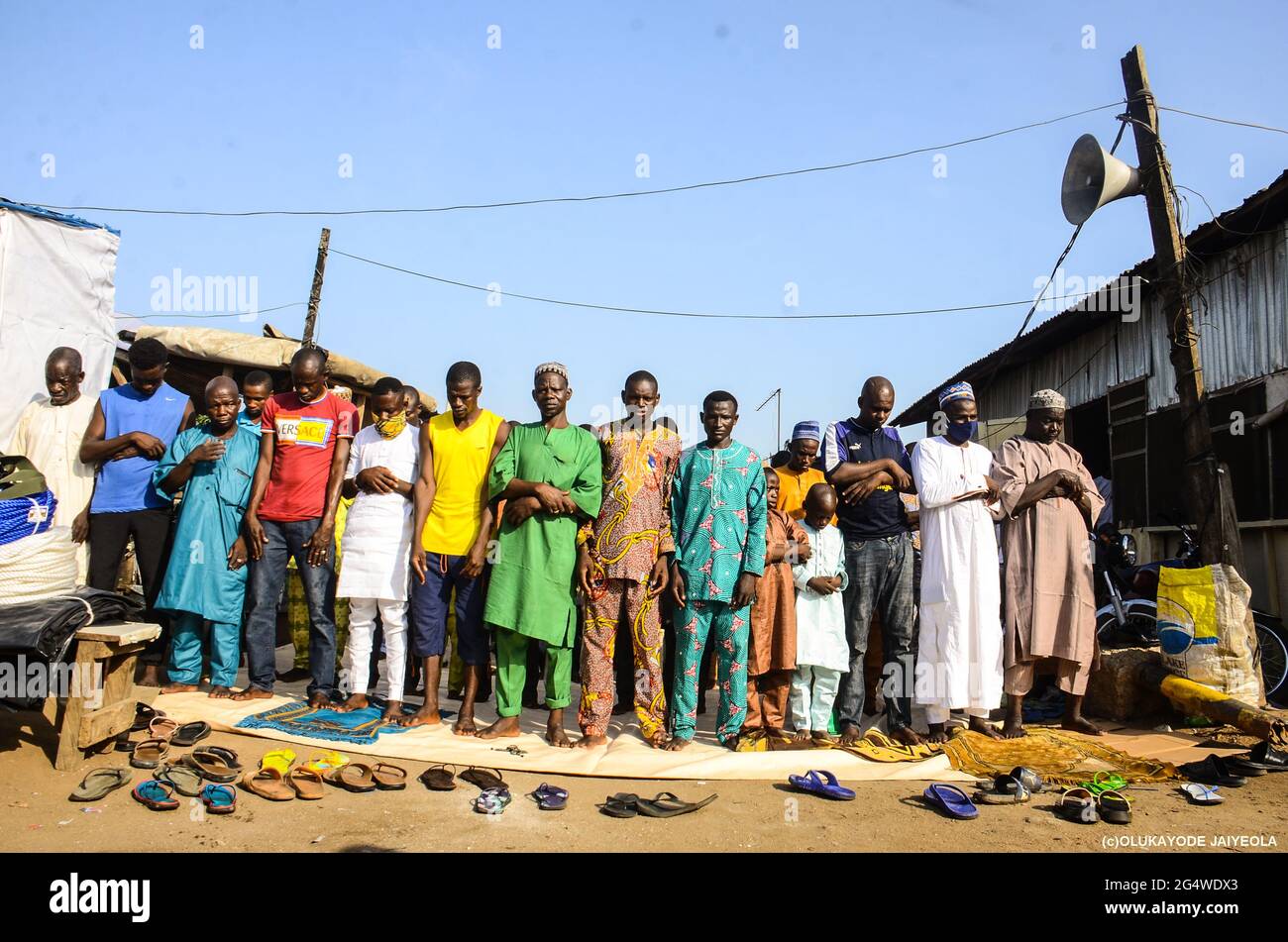 La gente prega nei locali di una moschea per celebrare il musulmano Eid-al-Adha (Festival dei sacrifici) senza prendere misure precauzionali per frenare la diffusione del COVID-19, a Kara, Stato di Ogun, nel sud-ovest della Nigeria. Foto Stock