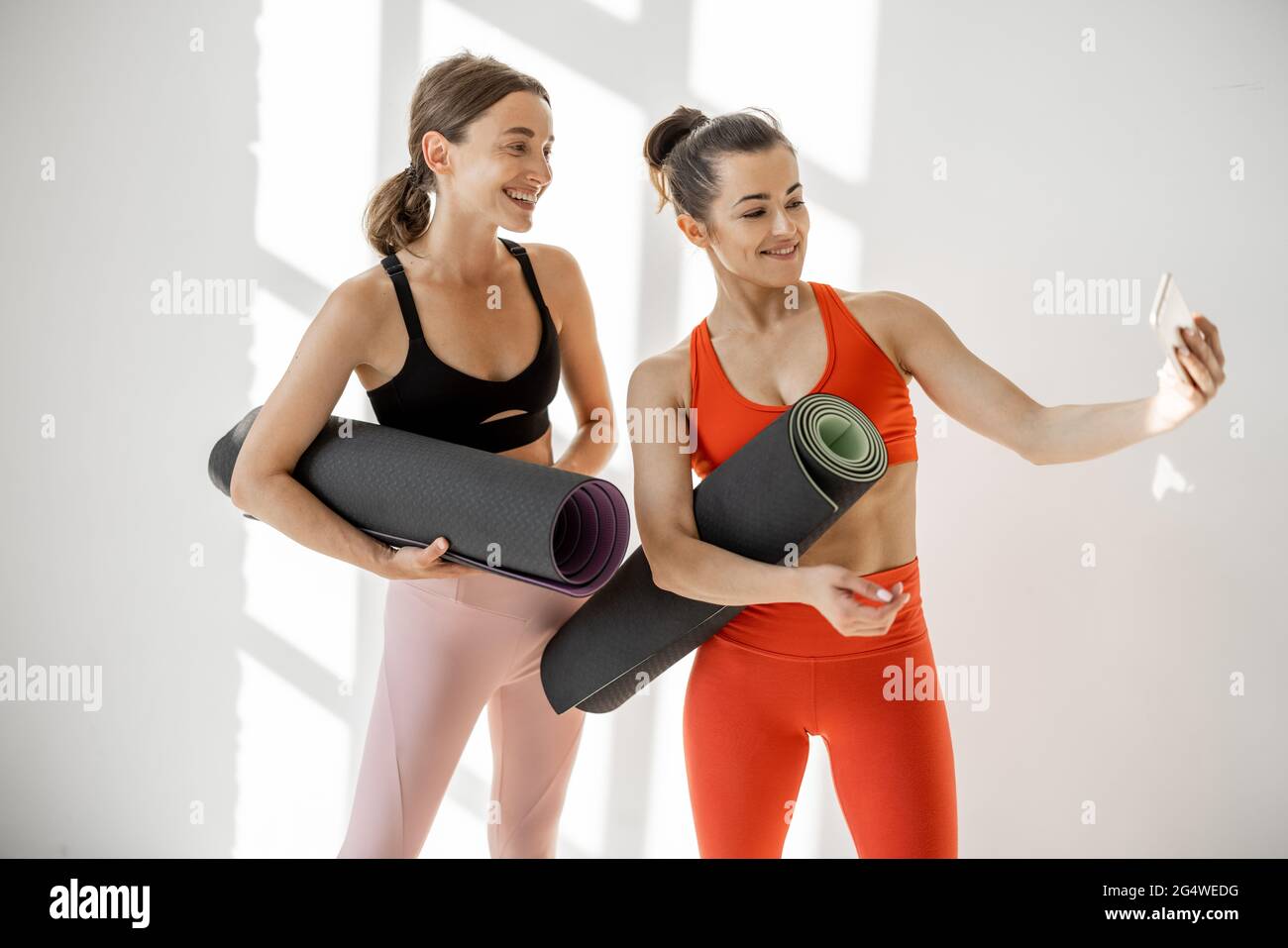 Donne sportive che fanno selfie in palestra Foto Stock