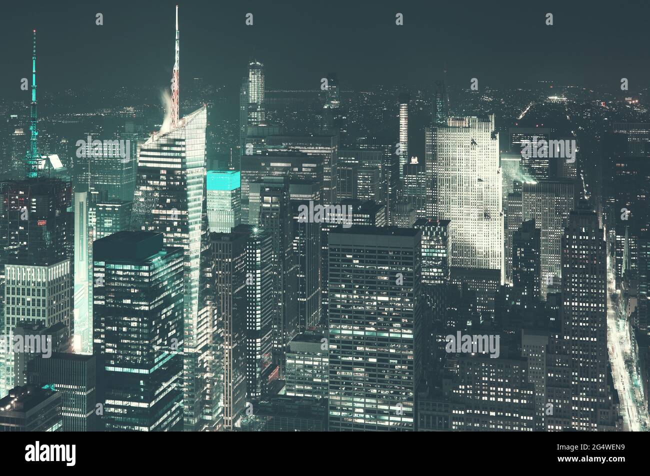 Paesaggio urbano di New York di notte, tonalità colore applicata, Stati Uniti. Foto Stock