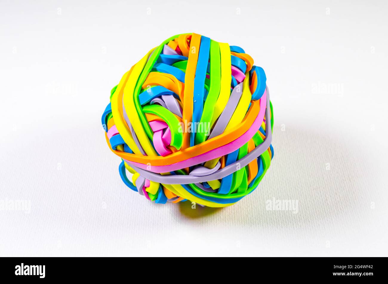 Una fotografia in primo piano di uno studio di una palla multicolore di bande di gomma Foto Stock