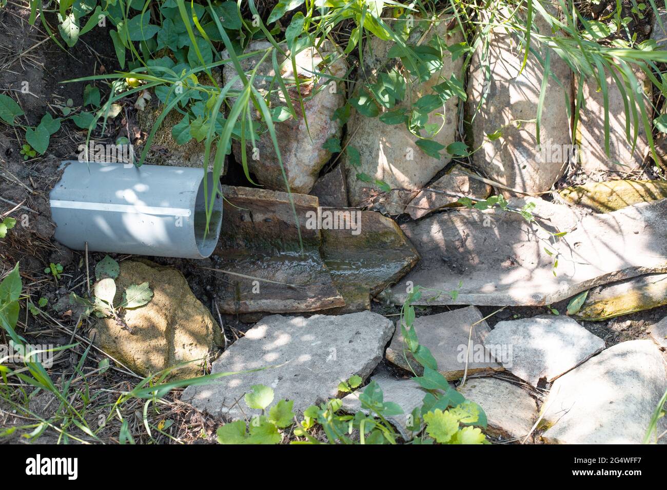 Scarico delle acque reflue dal tubo. Sistema di drenaggio nel giardino. Foto Stock