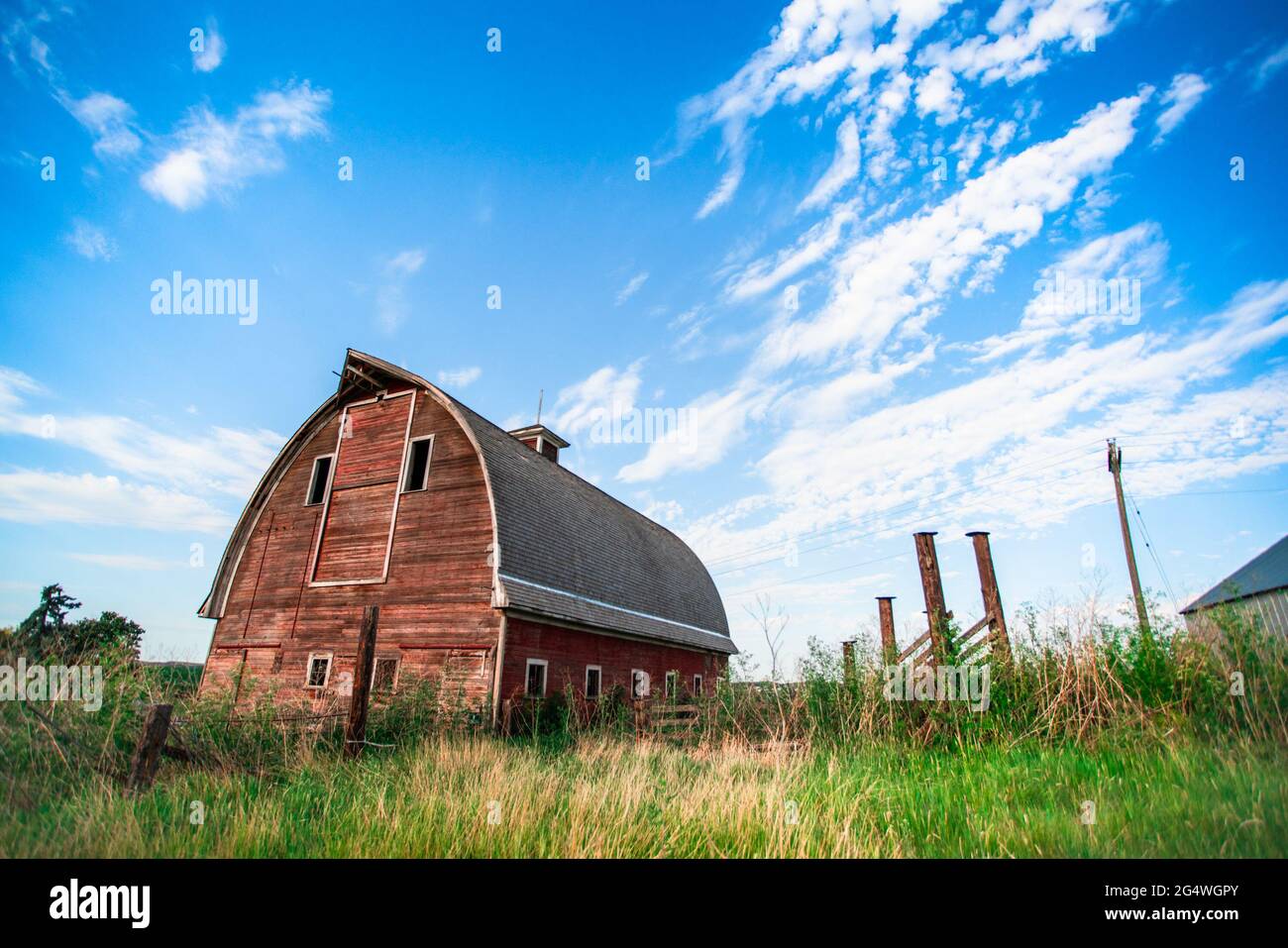 Abbandonato vecchio fienile in legno rosso in campagna paesaggio Foto Stock