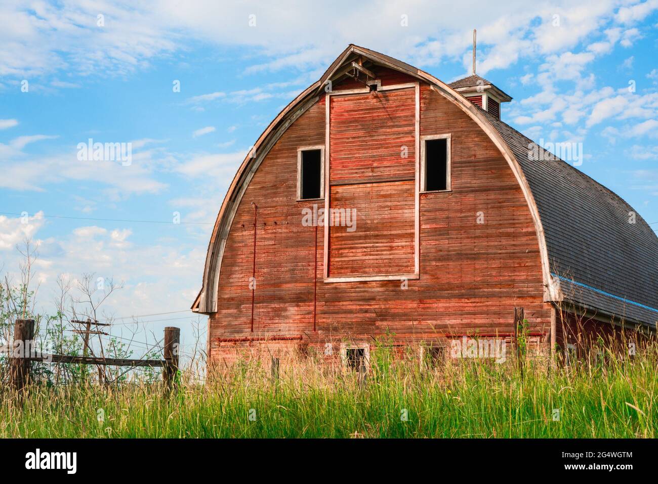 Abbandonato vecchio fienile in legno rosso in campagna paesaggio Foto Stock