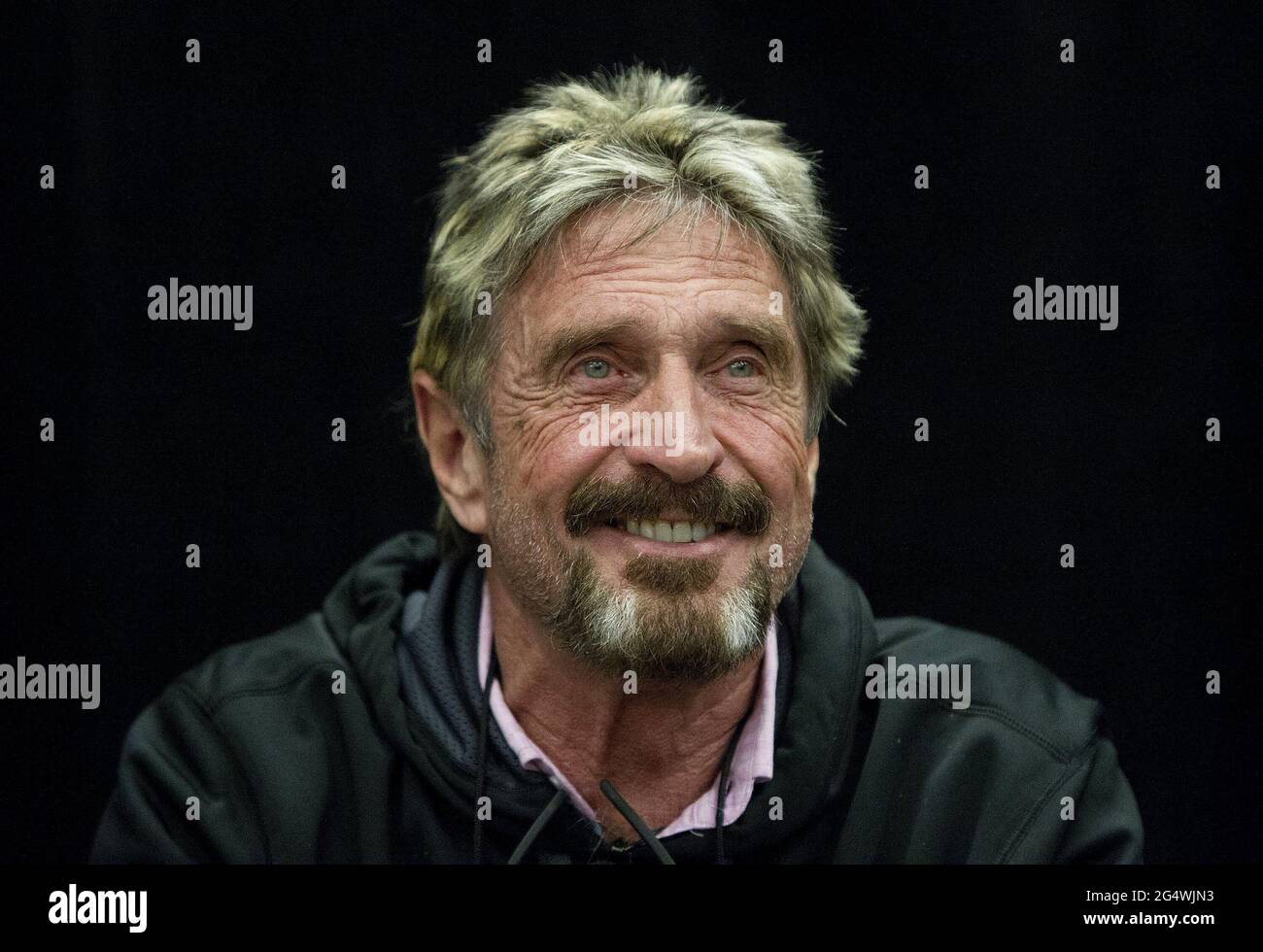 San Jose, Stati Uniti. 28 Settembre 2013. John McAfee parla durante il C2SV Technology Conference Music Festival al McEnery Convention Center di San Jose, California, il 28 settembre 2013. (Foto di Lipo Ching/Bay Area News Group/MCT/Sipa USA) Credit: Sipa USA/Alamy Live News Foto Stock