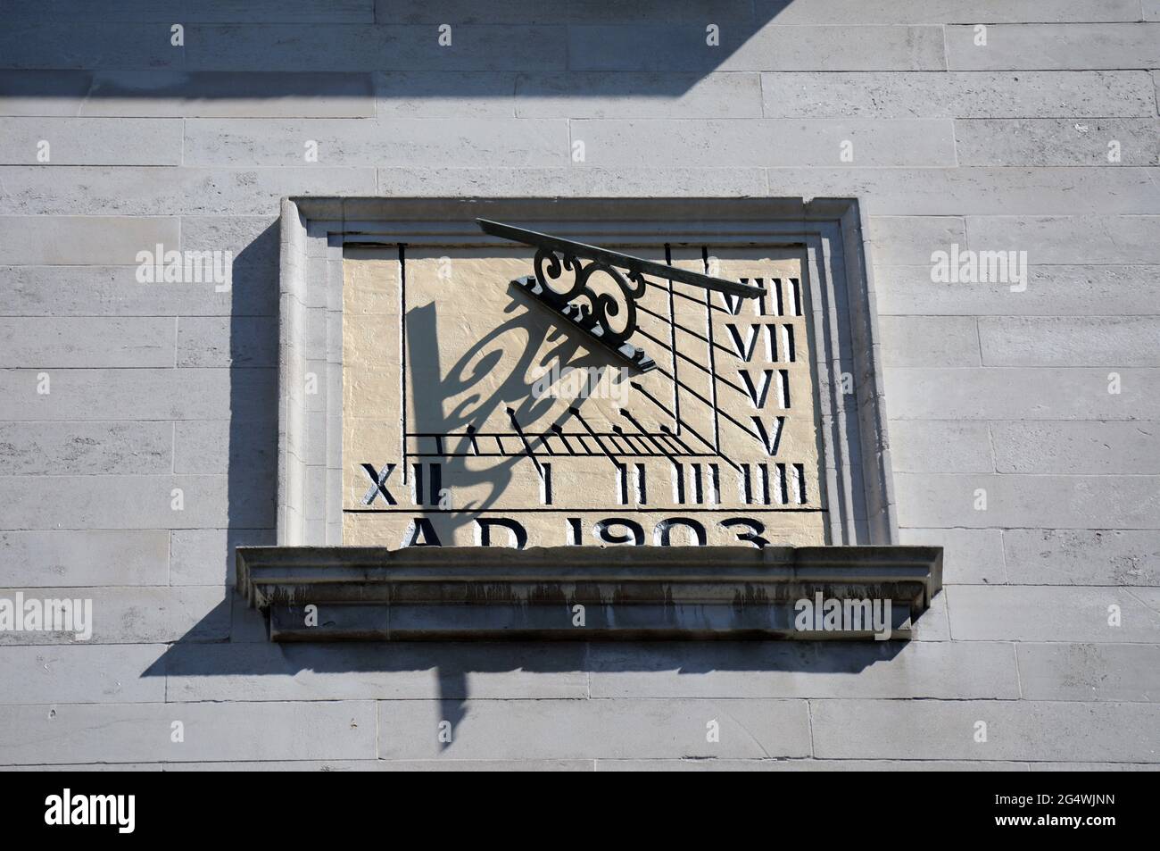 Sundial datato 1903 sull'Aloft Hotel in Liverpool che è stato costruito per la Royal Insurance Foto Stock