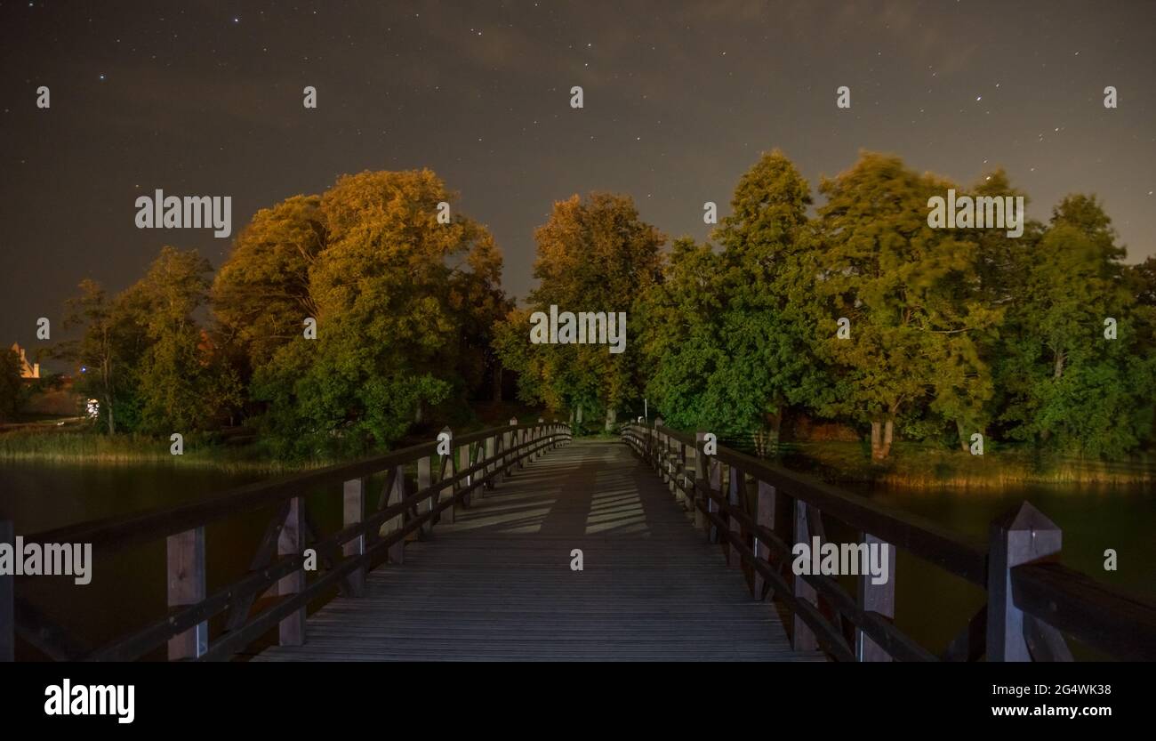 Cielo notturno stellato e il ponte Trakai in Lituania Foto Stock