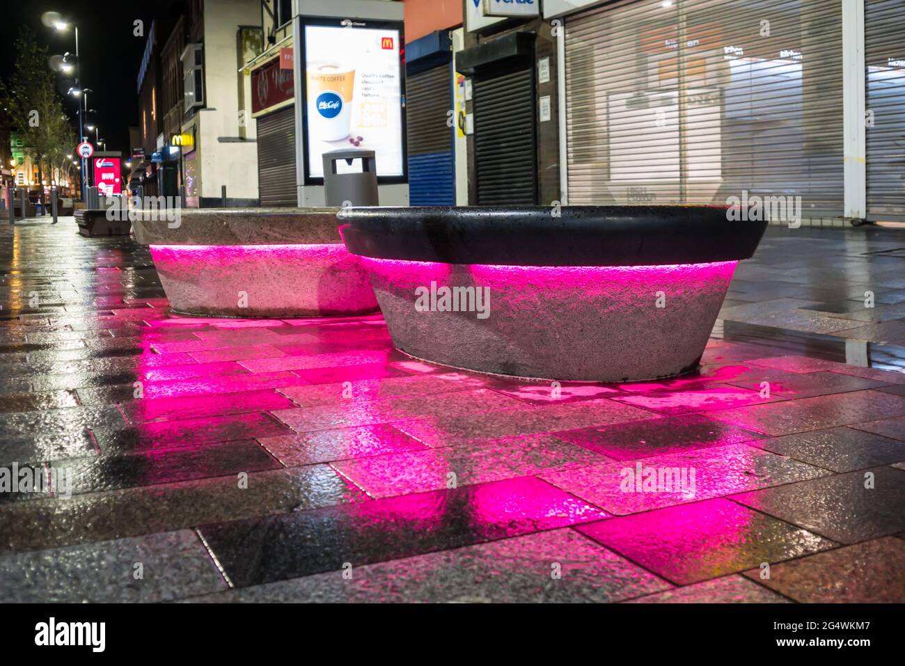 Posti a sedere pubblici illuminati in stile rosa ad High Street West, Sunderland Foto Stock