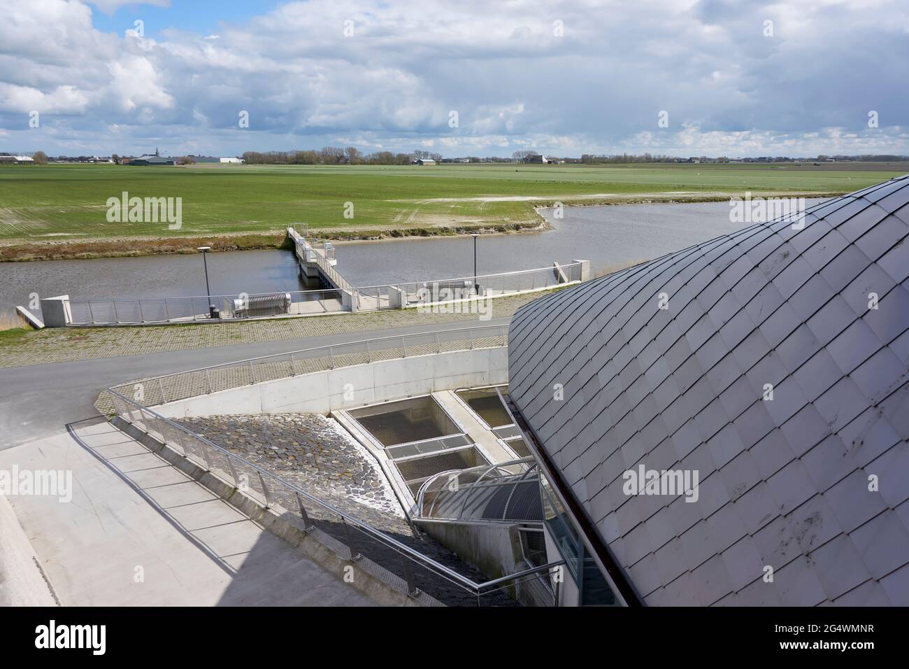 De Heining è una stazione di pompaggio sul lungomare vicino a Marrum. Scarica l'acqua nel mare di Wadden e dispone di un passaggio per i pesci migratori. Foto Stock