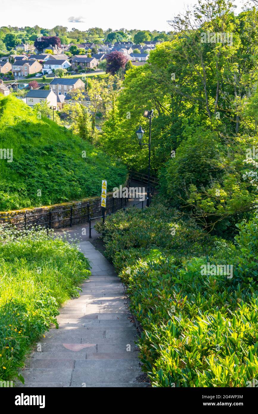 Ripido sentiero che conduce al Ponte del Castello di Barnard presso il Castello di Barnard, Teesdale Foto Stock