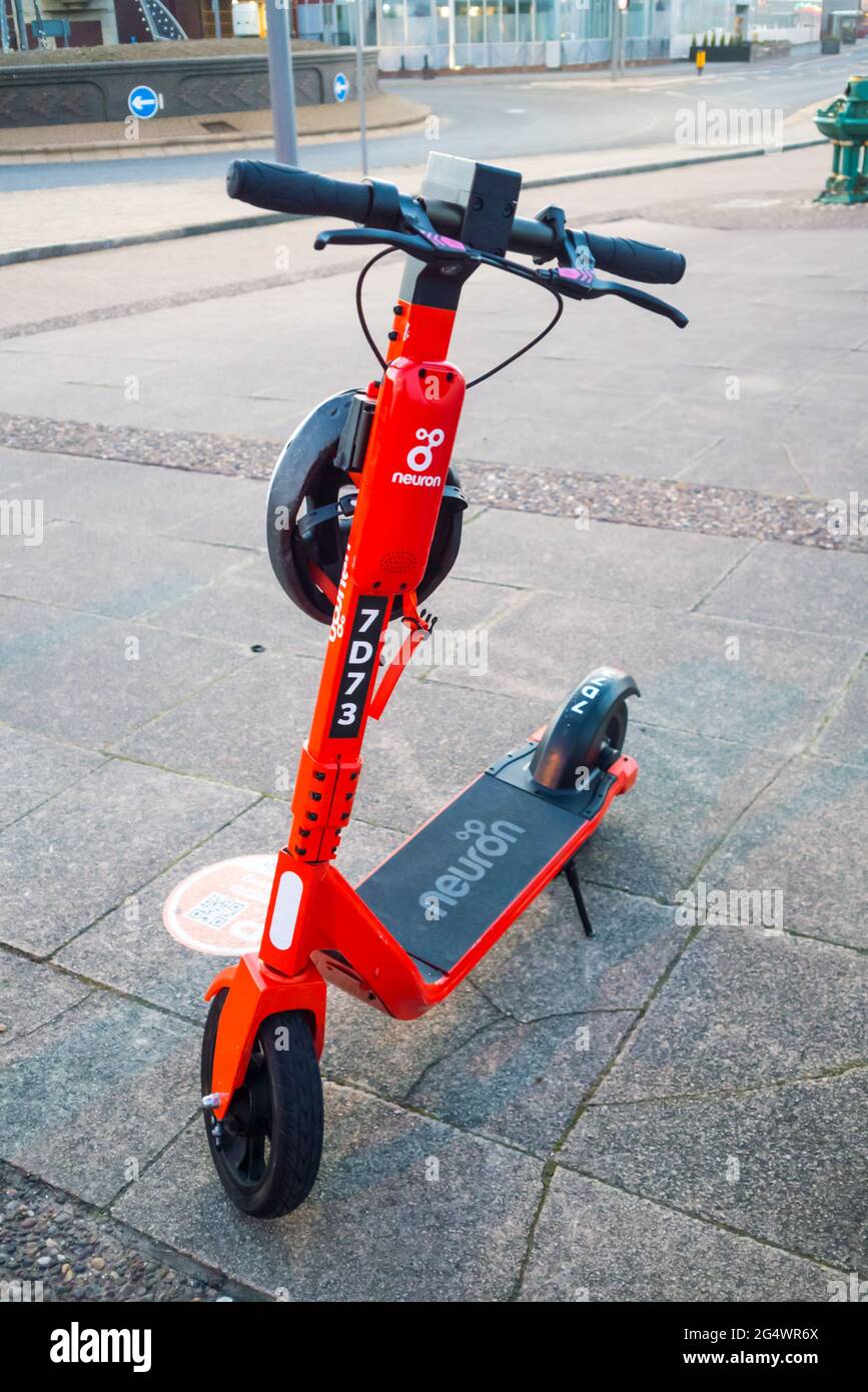 Uno scooter elettrico "neurone" Hireable situato a Seaburn. Sunderland Foto Stock