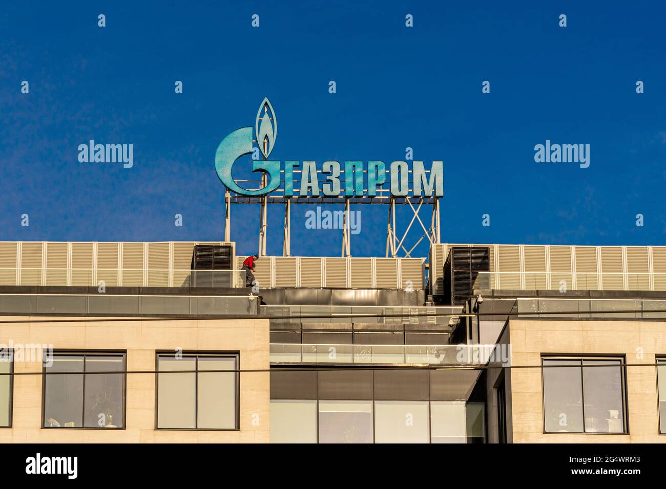 Segno della società Gazprom sopra l'edificio degli uffici contro SKY, Moskovskiy pr, San Pietroburgo, Russia Foto Stock