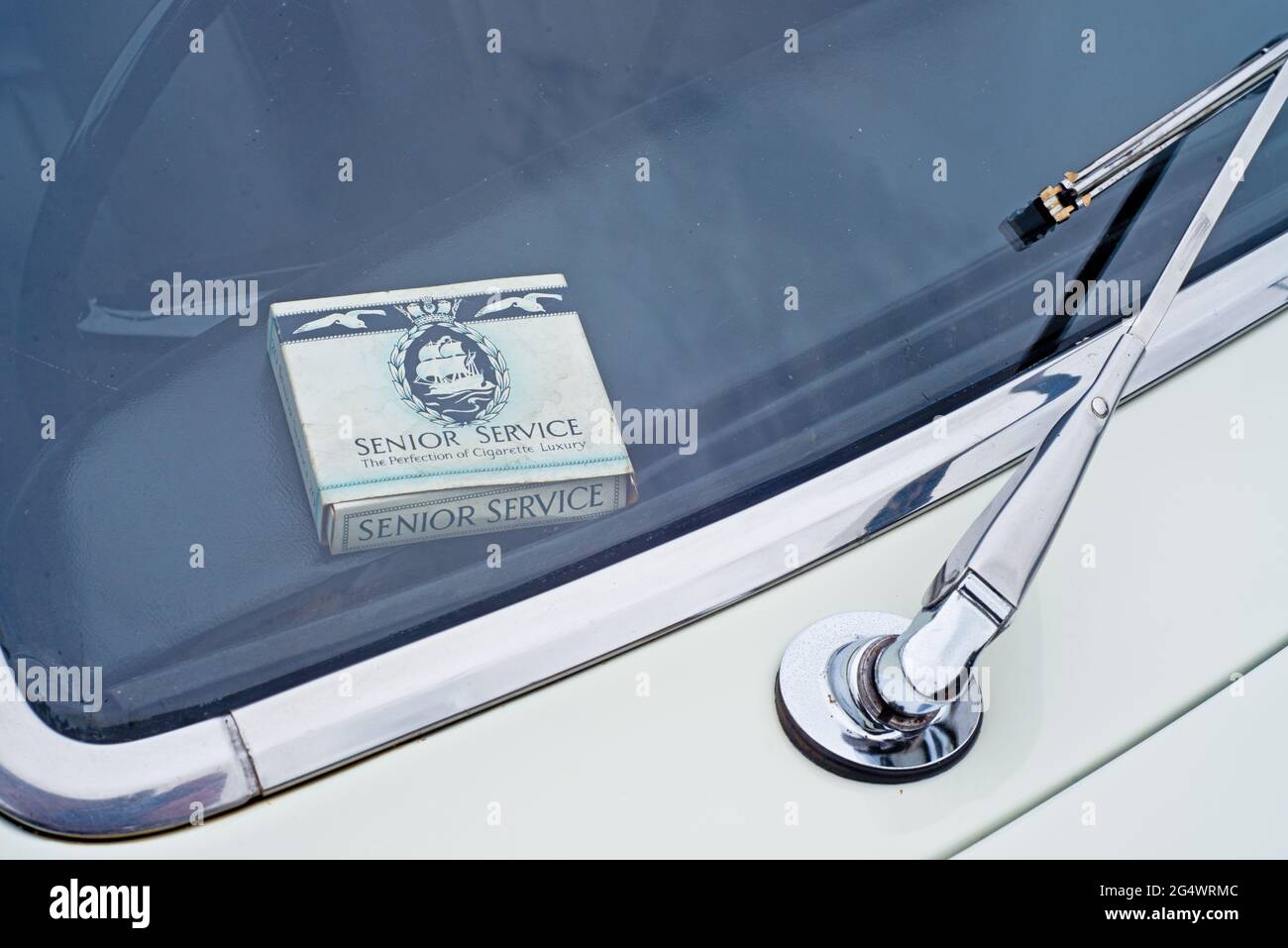 1969 Vauxhall Cresta con un pacchetto periodo di sigarette Senior Service sul cruscotto Foto Stock