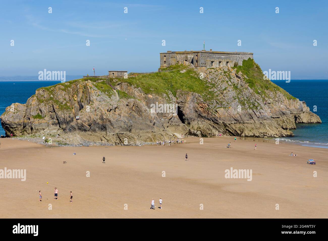 Enorme, tranquilla spiaggia di sabbia in estate (Tenby's Castle Beach, Galles) Foto Stock