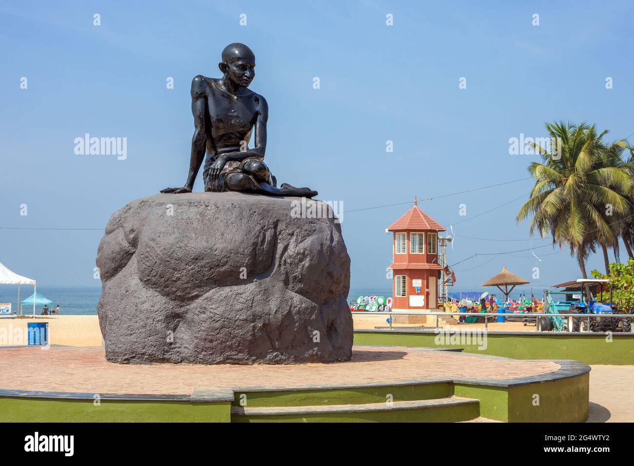 Statua in marmo nero di Mahatma Gandhi seduta su una grande roccia a Malpe Beach, Udupi, Karnataka, India Foto Stock