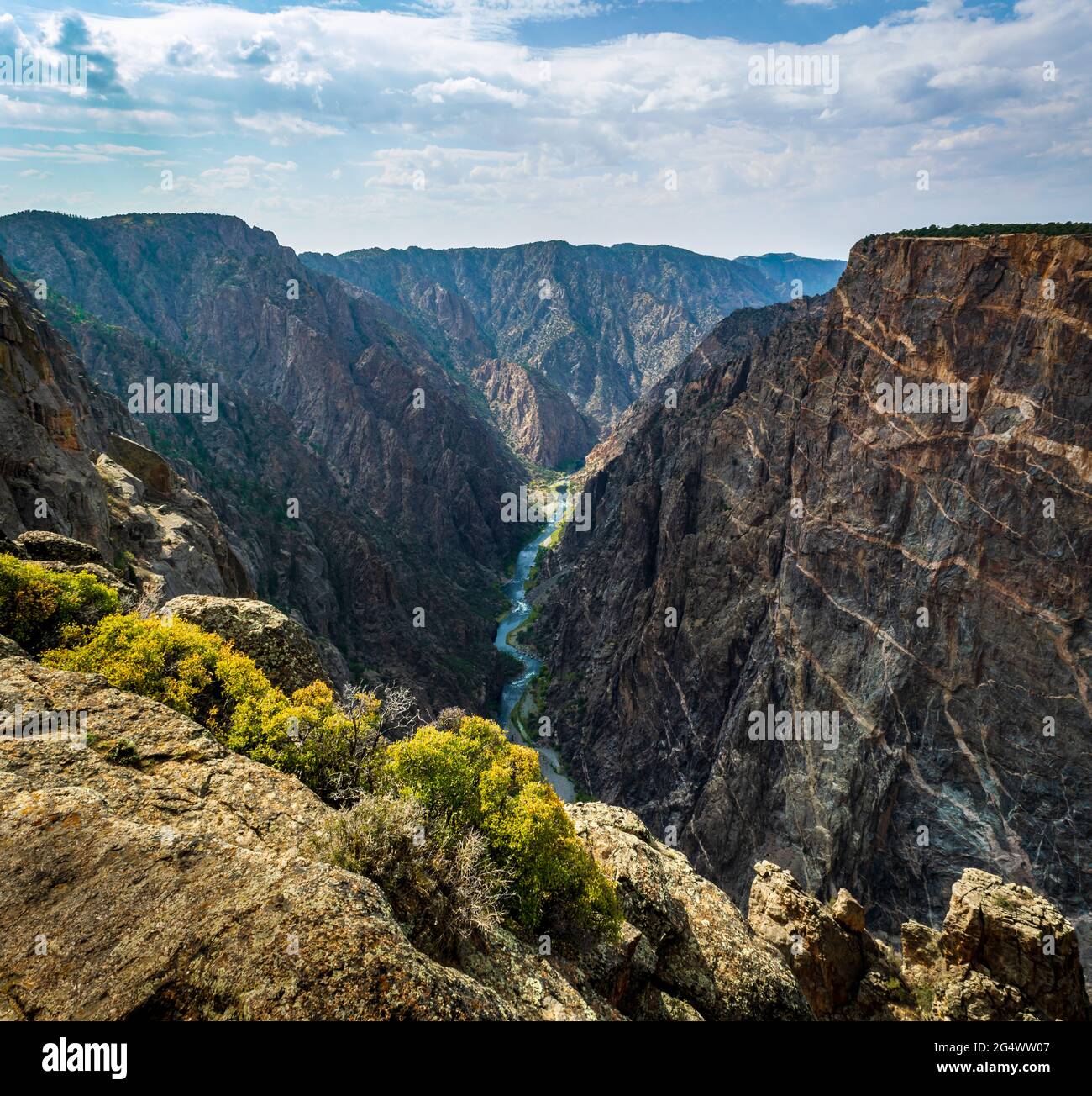 Sbirciare sul bordo del canyon per vedere il fiume Gunnison del Black Canyon Foto Stock