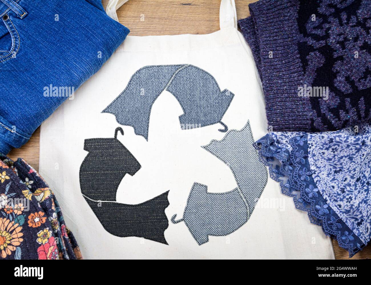 simbolo del tessuto riciclato sulla borsa riutilizzabile in tessuto circondata da una vista dall'alto, moda sostenibile Foto Stock