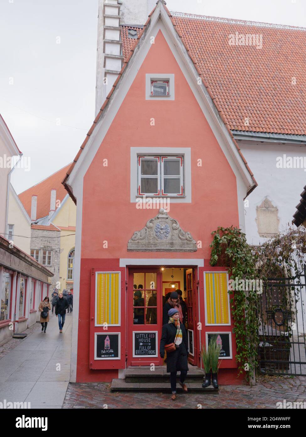 Piccolo caffè nella Città Vecchia di Tallinn, Estonia Foto Stock