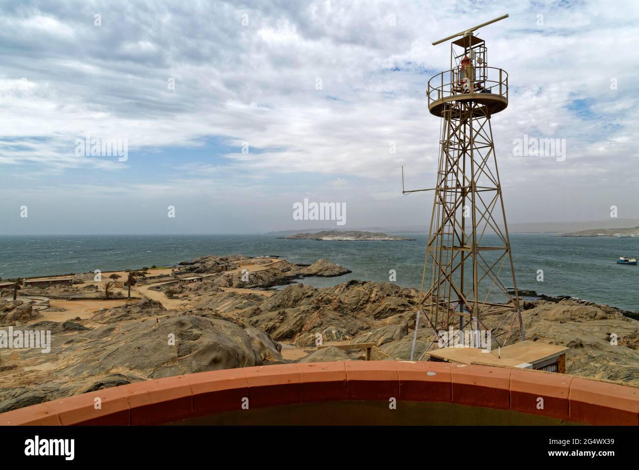 Lüderitz: Nuovo faro con radar aerual su Shark Island, Penguin Island e Namib deserto sullo sfondo, Sud Atlantico, Karas Regione, Namibia Foto Stock