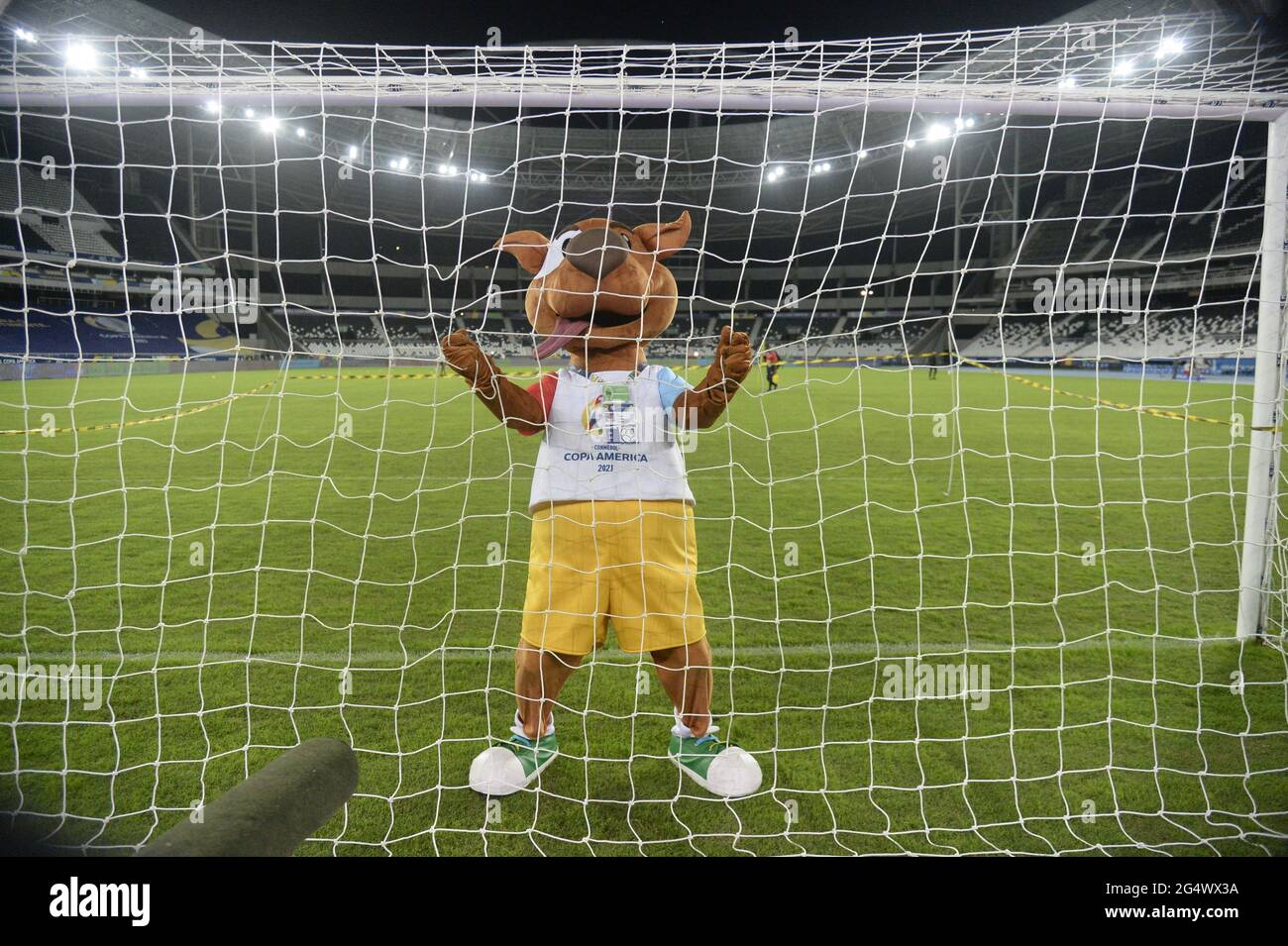 Rio de Janeiro - Brasile 23 giugno 2021, Copa America mascotte di calcio il cane Pibe allo stadio Nilton Santos Foto Stock